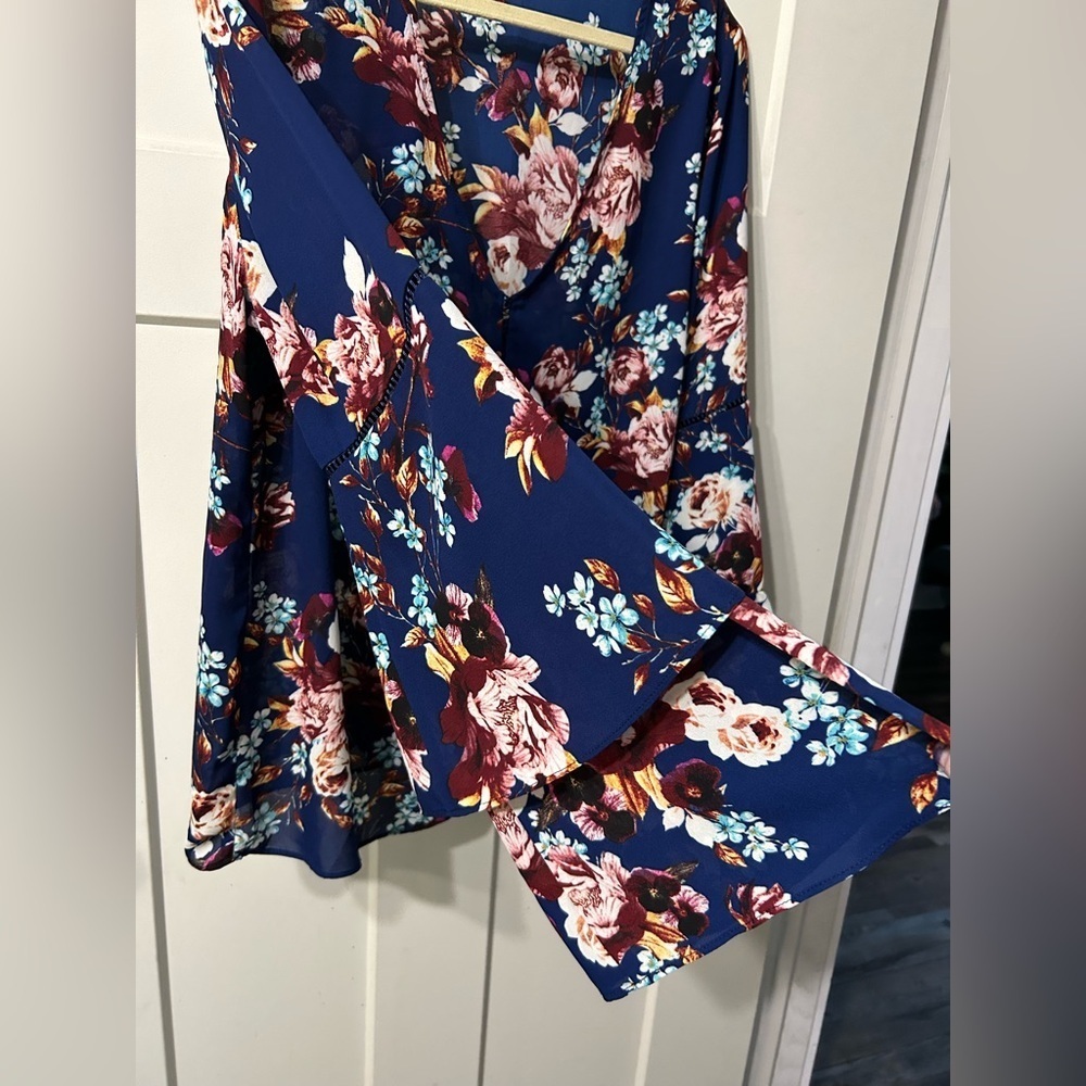 Rose + Olive Womens BOHO Blouse Top XL Blue Floral Bell Sleeve Crochet Festival - Picture 4 of 5